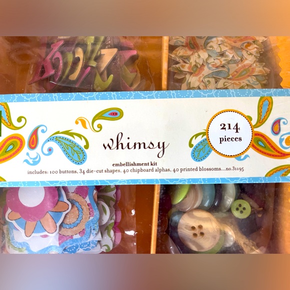 Making Memories Whimsy embellishment kit - chipboard, flowers and buttons - Picture 4 of 4